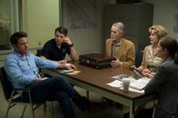 Gone Girl - Das perfekte Opfer – Als seine Frau spurlos verschwindet, wenden sich Nick (Ben Affleck, l.) und seine Schwiegereltern (Lisa Banes, 2.v.r., David Clennon, 3.v.r.) an die Polizei. Zunächst sind die Detectives Boney (Kim Dickens, r.) und Gilpin (Patrick Fugit, 2.v.l.) davon überzeugt, dass Amy entführt wurde. Doch dann finden sie das Tagebuch der Verschwundenen ...