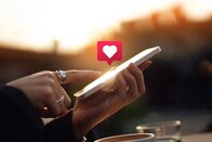 Terra Mater Wissen – Junge Frau empfängt Benachrichtigungen und kommentiert Beiträge in sozialen Medien mit ihrem Smartphone.