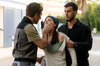 Charlotte Link: Die Entscheidung – ARD Degeto CHARLOTTE LINK - DIE ENTSCHEIDUNG Uhr im ERSTEN. Die Einbrecherin Nathalie (Jasna Fritzi Bauer) wird von zwei Männern (Amin Azzouz und François-Dominique Blin) erwischt und gestellt.