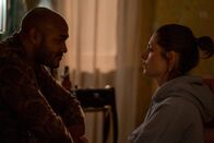 WIR – Helena (Katharina Nesytowa) kommt nach einer Nacht mit Annika zurück zu Tayo (Malick Bauer).