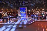 Quizduell-Olymp – Moderatorin Esther Sedlaczek (M.) mit den Kandidat:innen des Teams "Journalisten": Ulrich Wickert (2.v.l.) und Sabine Christiansen (l.), sowie den Quiz-Profis: Marie-Louise Finck(3.v.r.), Eckard Freise (2.v.r.) und Thorsten Zirkel (r.9.