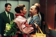 Lukas – Coco (Katja Bellinghausen, l.) und Lukas (Dirk Bach, r.) - Versöhnung im Aufzug.