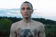 Disco Boy – Alex (Franz Rogowski) erträgt die strengen Konditionen der Grundausbildung mit großem Mut.