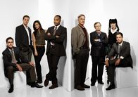 Navy CIS – (6. Staffel) - Die Mitglieder des Naval Criminal Investigation Service: Leon Vance (Rocky Carroll, 4.v.l.), Tim McGee (Sean Murray, 2.v.l.), Dr. Donald Mallard (David McCallum, 3.v.r.), Anthony DiNozzo (Michael Weatherly, r.), Abby Sciuto (Pauley Perrette, 2.v.r.), Leroy Gibbs (Mark Harmon, 4.v.r.), Ziva David (Cote de Pablo, 3.v.l.) und Jimmy Palmer (Brian Dietzen, l.) ...
