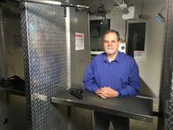 Mysterien des Weltalls – Der Psychologe Brad Bushman untersucht, wie sich die bloße Präsenz einer Waffe auf das Verhalten auswirkt (der sogenannte Waffen-Effekt).
