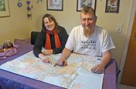 Mein Zuhause hat vier Räder – Verena und Patrick Fuchs zeigen im Haus der Großeltern in Leutkirch auf der Karte ihre geplante Reiseroute.