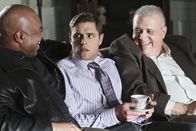 Desperate Housewives – Während Susan für Mike Geld eintreiben geht, hofft Bree, mit Hilfe von Sergeant Clemente (David Reivers, l.) und Detective Turner (Vic Polizos, r.) Sam (Sam Page, M.) loszuwerden ...