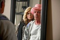 Swan Song – Swan Song Sie betrachten sich im Spiegel: Jennifer Coolidge als Dee Dee Dale, Udo Kier als Pat Pitsenbarger Copyright: SRF/Ascot Entertainment Group