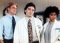 Diagnose: Mord – Steve (Barry Van Dyke, l.), Jack (Scott Baio, M.) und Amanda (Victoria Rowell, r.) diskutieren, wer der Mörder von Samson sein könnte.
