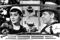 Sabrina – Als David (William Holden) Sabrina (Audrey Hepburn) vom Bahnhof nach Hause fährt, erkennt er sie nicht wieder.