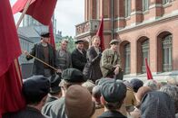 Babylon Berlin – Dr. Völcker (Jördis Triebel) heizt die Masse bei den Mai-Unruhen an.