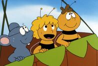 Biene Maja – Alexander, Maja und Willi überlegen, wie sie den Ballon sicher zurück auf die Erde bringen können.