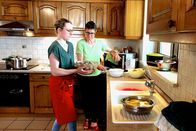 Zu Tisch ... – Elena (li.) und Fabienne Buhl (re.) bereiten Fleischknöpfle zu.
