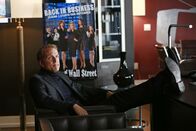 Castle – Die Realityshow "The Wives of Wall Street" wird von Peter Monroe (Patrick Fabian) produziert. Als eine der Protagonistinnen ermordet wird, gerät auch er ins Visier der Ermittler ...