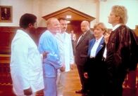 MacGyver – Das Schicksal führt sie wieder zusammen: MacGyver (Richard Dean Anderson, r.), Thornton (Dana Elcar, M.), Murphy (Kim Zimmer, 2.v.r.) und der wahnsinnige Doktor Zito (W. Morgan Sheppard).