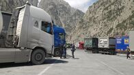 Der Krypto-Krieg – LKW-Schlange am Larsi-Highway.
