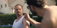 Doppelhaushälfte – Brian (Eidin Jalali, r.) will Andi (Milan Peschel, l.) malen und gibt ihm strenge Anweisungen für die richtige Pose.