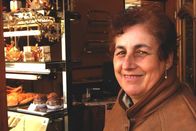Zu Tisch ... – Rosemarie Bernard vor dem Laden des Nougatiers.