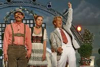 Switch Reloaded – Stimmungskanone Florian Silbereisen (Michael Kessler, r.) begrüßt die Seidelheimer Sodomisten (Michael Müller, l. und Susanne Pätzold, M.) beim Herbstfest der Volksmusik ...