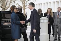 Atlanta Medical – Josephine Okeke (Lynn Whitfield, l.); Dr. Randolph Bell (Bruce Greenwood, r.)
