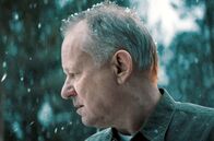 Pferde stehlen – Trond Sander (Stellan Skarsgård) wird von den Erinnerungen an seine Kindheit übermannt.