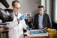 P.M. Wissen – Die dunkle, elektrisch leitfähige Tinte wird im Siebdruckverfahren auf spezielles Papier gebracht. Dr. Francesco Greco, TU Graz (rechts) mit Teammitglied Kirill Keller (links).