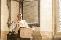 Father Brown – Father Brown (Mark Williams) hat nicht nur in seinen Predigen viel zu sagen. Er hofft besonders, das Verschwinden des kleinen Kindes aufklären zu können.
