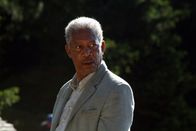 The Contract – Ist ein gefährlicher Killer, der einen hoch dotierten Auftragsmord an einem mächtigen Milliardär ausführen soll: Carden (Morgan Freeman) ...