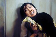Dark Water – Der Geist des ertrunkenen Mädchens Mitsuko (Mirei Oguchi, vorne) hat sich Yoshimi (Hitomi Kuroki, hinten) als Ersatzmutter auserkoren.