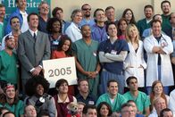 Scrubs - Die Anfänger – v.r.n.l. John C. McGinley , Sarah Chalke, Zach Braff und Donald Faison ) für ein Gruppenfoto zusammen zu bekommen und als sie es endlich geschafft hat, versaut ihr der Hausmeister (Neil Flynn, Mitte 2.v.l.) das Bild ...