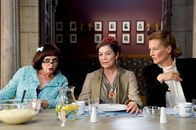 Hanni & Nanni – Beim Mittagessen in der Mensa beratschlagen Mad. Bertoux (Katharina Thalbach), Fr. Theobald (Hannelore Elsner) und Fr. Mägerlein (Suzanne von Borsody), wie es weitergehen soll mit Hanni und Nanni im Internat Lindenhof.
