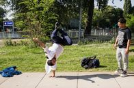 WaPo Berlin – Breakdance-Battle vor der Wache: Fahri Celik (Hassan Akkouch, l.) und Mahmud Anwar (Maradona Akkouch, r.).
