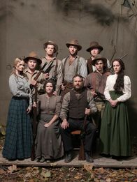 Hatfields & McCoys – Hinter, l-r: Phamer McCoy (Michael Jibson), Tolbert McCoy (Sam Reid), Jim McCoy (Tom McKay), Bud McCoy (Tyler Jackson), Calvin McCoy (Max Deacon). Vorne, l-r: Roseanna McCoy (Lindsay Pulsipher), Sally McCoy (Mare Winningham), Randall McCoy (Bill Paxton), Nancy McCoy (Jena Malone).