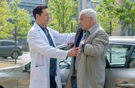In aller Freundschaft – Thomas Deckert (Thomas Dannemann, re.) steigt mit starken Atembeschwerden vor der Sachsenklinik aus dem Auto. Chefarzt Dr. Philipp Brentano (Thomas Koch, li.) ist sofort zur Stelle.