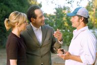 Monk – Der entflohene Sträfling Jack (Steve Zahn, r.) behauptet doch tatsächlich, Monks (Tony Shalhoub, M.) Halbbruder zu sein. Natalie (Traylor Howard, l.) versteht die Welt nicht mehr ...