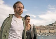 Spurlos in Marseille – Familienvater Bruno Bassmann (Fabian Busch) sucht mit Hilfe von Taxifahrerin Aliya (Sabrina Amali) nach seiner Frau.