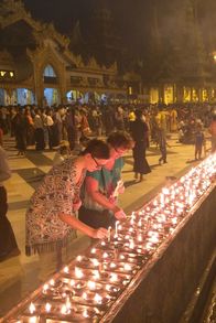 Verrückt nach Meer – Yangon, vor der Shwedagon Pagode, Myanmar, Der Vollmond von Tabaung.