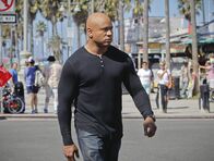 Navy CIS: L.A. – Sam (LL Cool J) ist auf der Suche nach einem alten Bekannten, der es auf einen der Crew abgesehen hat.