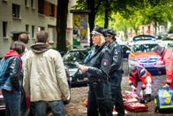 Notruf Hafenkante – Während Dr. Haase (Fabian Harloff, im Hintergrund) die achtjährige Carina verarztet, befragen Melanie (Sanna Englund) und Mattes (Matthias Schloo) die Umstehenden, um den Unfallhergang rekonstruieren zu können.