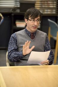 Community – Kämpft sich durch Leitungen und Wände, um das Computerlabor des ersten Deans zu finden: Duncan (John Oliver) ...