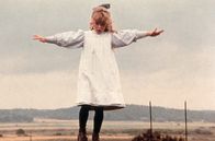 Astrid Lindgren:: Madita – Madita (Jonna Liljendahl) hat sich zu einer riskanten Mutprobe herausfordern lassen. Auf dem Schuldach beweist sie ihr Können.
