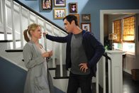 Modern Family – Claire (Julie Bowen) hat ohne Phils (Ty Burrell) Wissen einen Klempner gerufen, der die Wanne reparieren soll - schließlich weiß sie, wie es um das handwerkliche Geschick ihres Mannes steht...