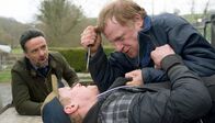 Inspector Mathias - Mord in Wales – Inspector Tom Mathias (Richard Harrington, li.) bekommt es mit verrohten Männern zu tun: dem Afghanistan-Veteran John Bell (Mark Lewis Jones, re.) und dessen vorbestraften Mitbewohner Gary Pearce (Tom Thys Harries).