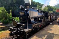 alpha-expedition: Mit dem Zug ... – Die Dampflokomotive 58654 ist die älteste betriebsfähige Dampflok Japans. Sie fährt mit dem Hitoyoshi SL Express zwischen Kumamoto und Hitoyoshi.