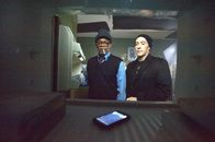 Stephen Kings Puls – Der Feind ist das Mobilfunknetz, denn durch dieses werden die Menschen urplötzlich in blutrünstige Killer verwandelt. Gelingt es Tom (Samuel L. Jackson, l.) und Clay (John Cusack, r.) nicht nur den Zombies, sondern auch den Funkstrahlen auszuweichen?