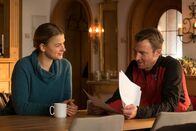 Der Bergdoktor – Nachdem Gregor ihr einen neuen Vertrag vorgelegt hat, möchte Anne (Ines Lutz) wissen, was Hans (Heiko Ruprecht) davon hält.