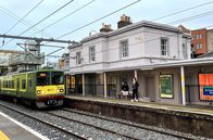 alpha-expedition: Mit dem Zug ... – Der irische Nahverkehrszug DART fährt in Blackrock alle 10 Minuten ein. Vom historisch bedeutsamen Bahnhof ist nur das unscheinbare, kleine Gebäude übriggeblieben..