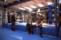 Die Heiland - Wir sind Anwalt – Adas Bruder Ringo Holländer (Tim Kalkhof, l.) hat Romy Heiland (Christina Athenstädt, M.) zu dem vor kurzem erblindeten Boxer Viktor Klimov (Oskar Bökelmann, r.) in die Boxhalle begleitet.