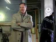 Der Wolf – Kommissr Hamre (Bjoern Floberg) lässt den Tatort sichern.
