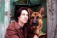 Kommissar Rex – Rex ist ausgerissen und hat sein Herrchen Richie Moser (Tobias Moretti) in der psychiatrischen Klinik aufgespürt.